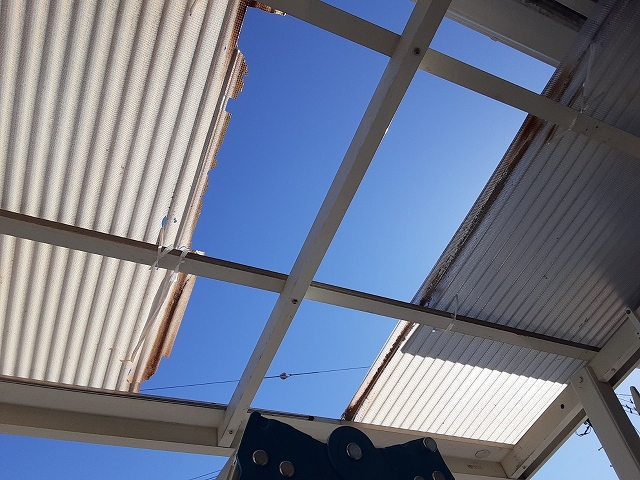 破損範囲が広がり、複数枚が脱落した状態